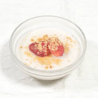 簡単⭐苺ときな粉のせミニピーナッツミルクプリン